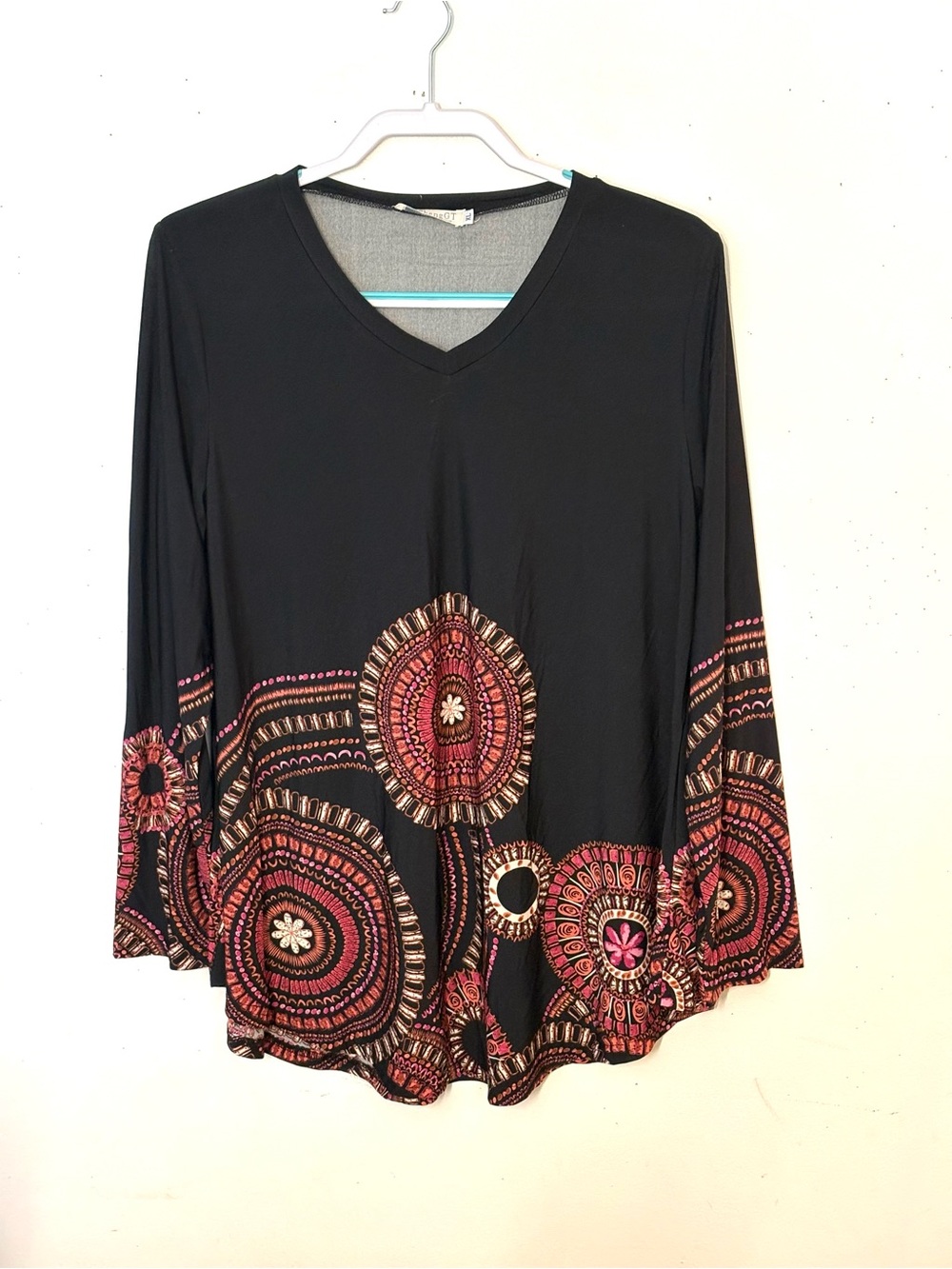 Baisheng GT Black V-Neck Long Sleeve Top with Pink Mandala Print. Size XL. NWOT.
